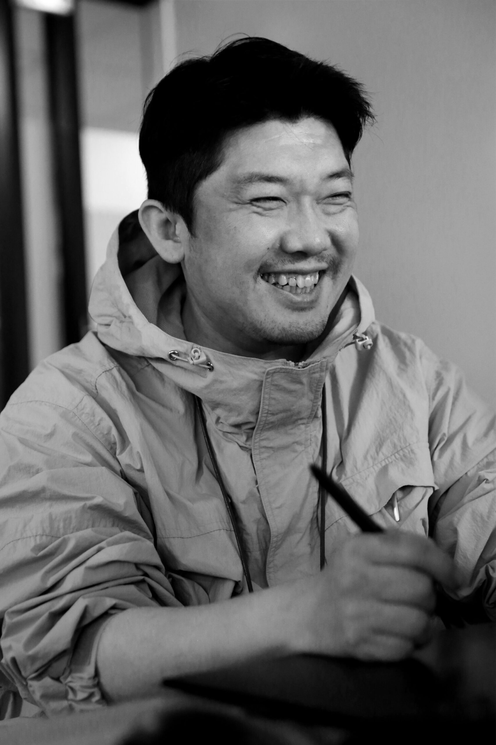 타블렛으로 그림을 그리며 지도중이신 게임원화 김석원 강사